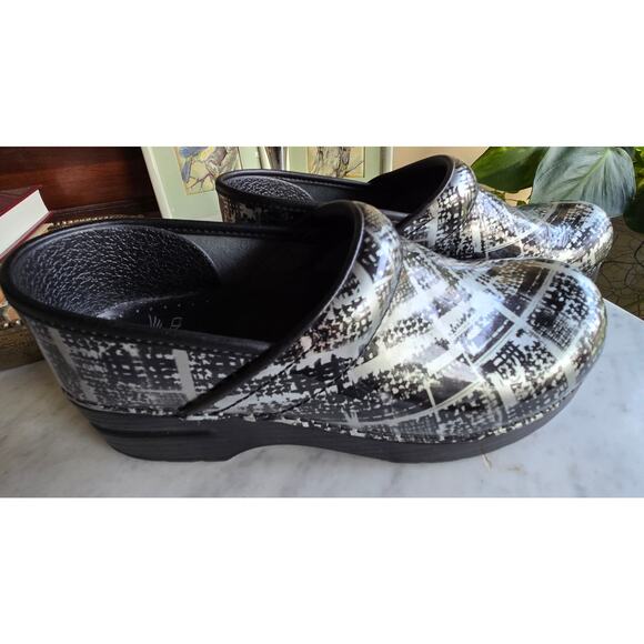 Dansko 38 Professional Nurse Non Slip Black Silver Clog Shoes Block Print Patent - Picture 4 of 6